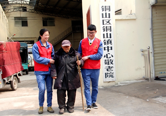 爱心•奉献—走进社区关爱空巢老人